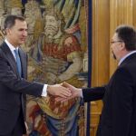 El rey Felipe VI recibió ayer en el Palacio de la Zarzuela al representante de Foro Asturias, Isidro Martínez Oblanca.