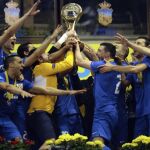 Los jugadores del Ugra Yugorks levantan el trofeo que les acredita campeones de la Copa de Europa de fútbol sala
