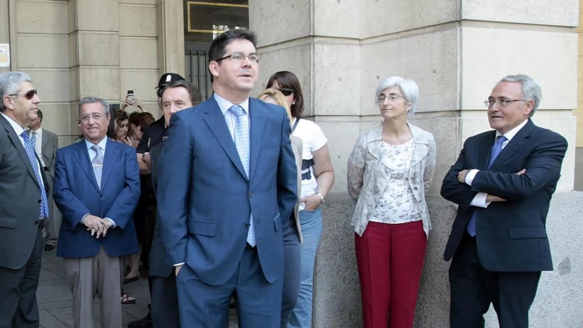 El magistrado y ex alto cargo de la Junta Pedro Izquierdo, en el centro de la imagen