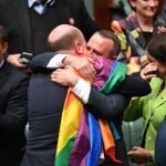 Diputados celebran la aprobación del matrimonio entre personas del mismo sexo en el Parlamento en Canberra (Australia) hoy