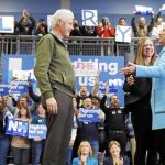 El ex presidente Bill Clinton y su hija Chelsea acompañan, ayer, a Hillary en un acto electoral en Manchester (New Hampshire)