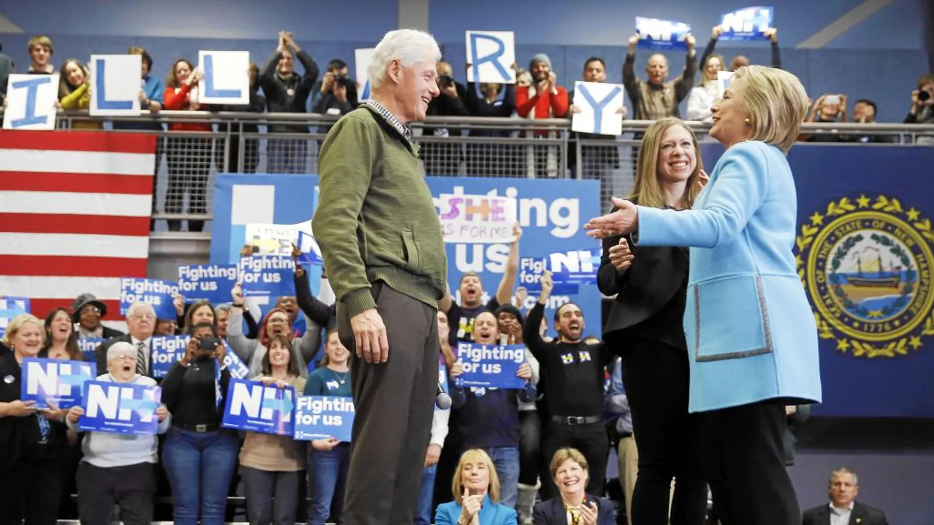 El ex presidente Bill Clinton y su hija Chelsea acompañan, ayer, a Hillary en un acto electoral en Manchester (New Hampshire)