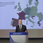 El comisario europeo de Asuntos Económicos y Financieros, Pierre Moscovici, ofrece una rueda de prensa para dar a conocer las nuevas previsiones macroeconómicas sobre la evolución del PIB, la inflación, el empleo, el déficit y la deuda en la sede de la Comisión Europea en Bruselas.