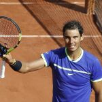 El tenista español Rafael Nadal saluda a los presentes tras ganar al holandés Robin Haase.