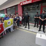 Agentes de la Guardia Civil en el antiguo local del semanario El Vallenc, en Valls