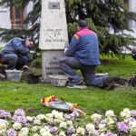 Varios operarios colocaron ayer de nuevo el monolito al Alférez Provisional en la plaza de Felipe IV