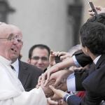 El Papa Francisco, ayer, saludando a los jóvenes del encuentro universitario UNIV 2013, en el que participaron un numeroso grupo de españoles