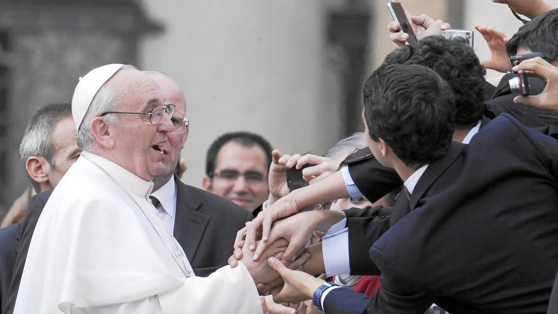 El Papa Francisco, ayer, saludando a los jóvenes del encuentro universitario UNIV 2013, en el que participaron un numeroso grupo de españoles