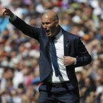 El técnico francés del Real Madrid, Zinedine Zidane, da indicaciones a sus jugadores