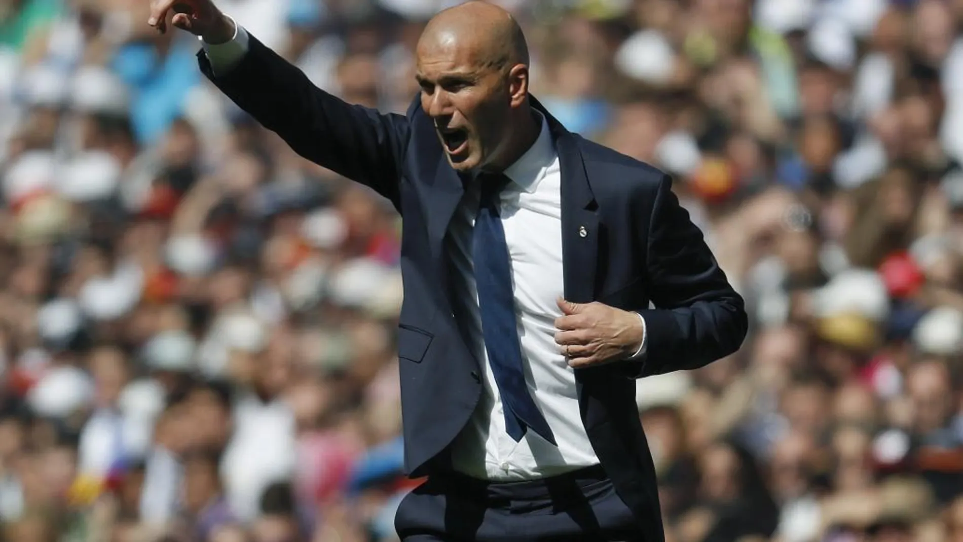 El técnico francés del Real Madrid, Zinedine Zidane, da indicaciones a sus jugadores