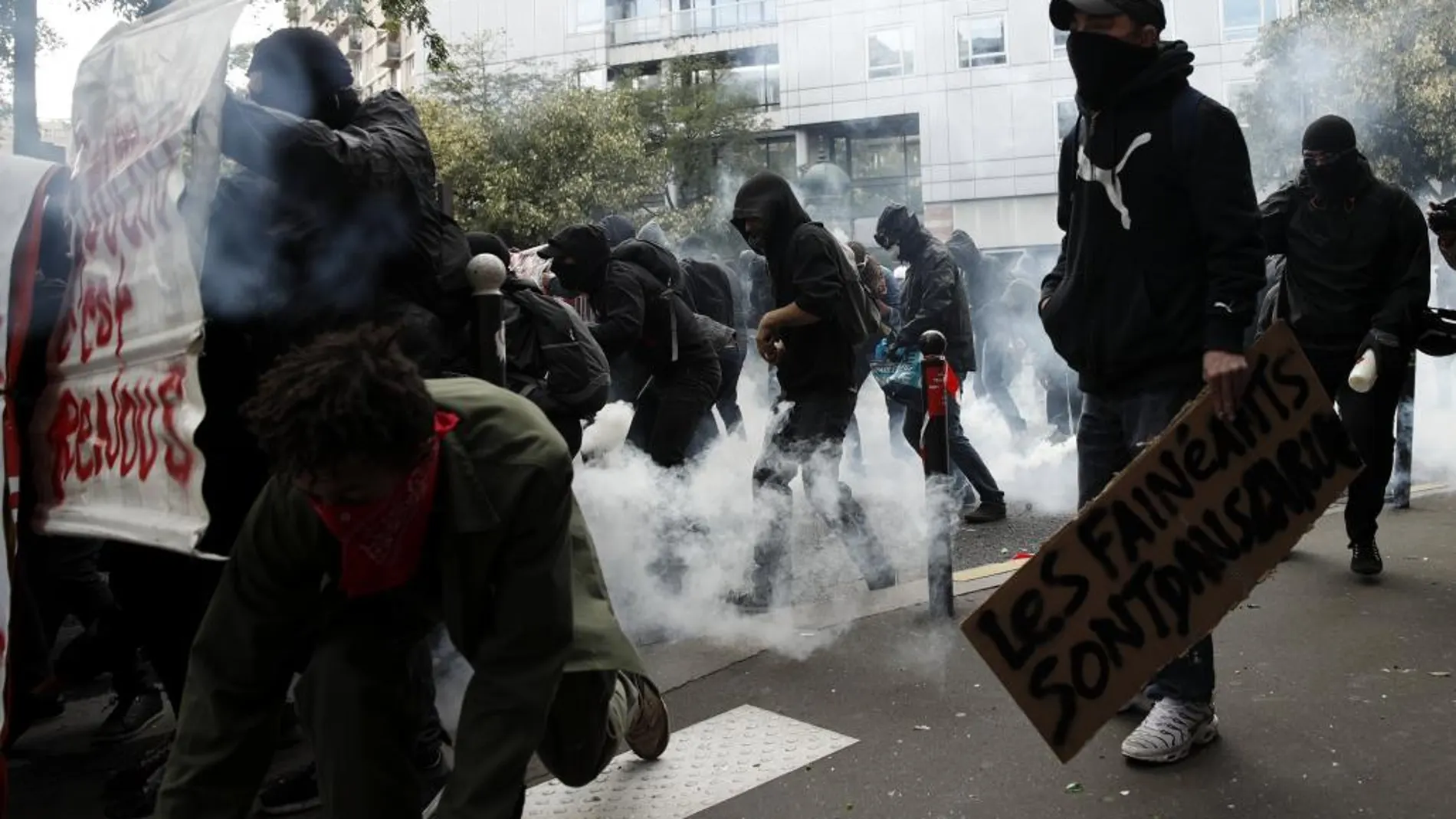 Manifestantes encapuchados se enfrentaron con piedras a unidades antidisturbios de la Policía francesa, que replicaron con gases lacrimógenos y cañones de agua