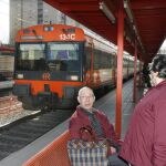Imagen de archivo de dos viajeros observar un cercanías en la estación de Belvitge