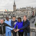 Martín Fiz (i) y Abeñ Antón (d) apadrinan una prueba que cuenta con Lagat, Jesús España y Wangari como referentes