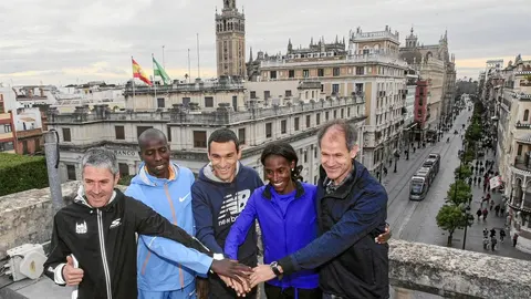 Martín Fiz (i) y Abeñ Antón (d) apadrinan una prueba que cuenta con Lagat, Jesús España y Wangari como referentes
