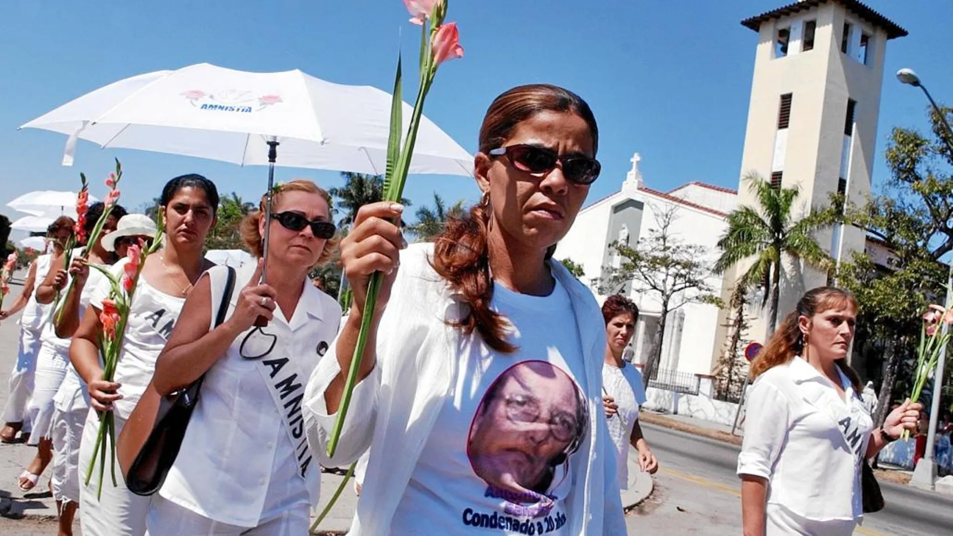 Esposas y familiares de disidentes encarcelados en una marcha de 2006
