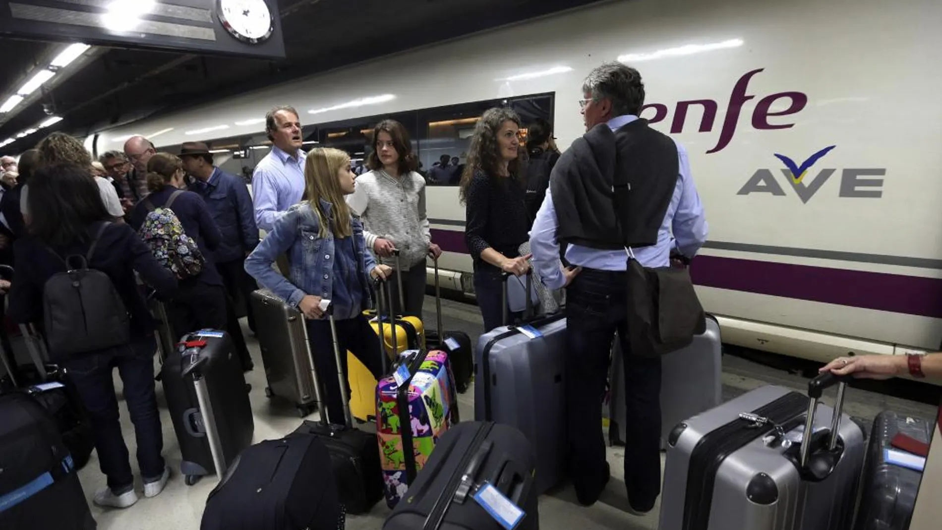 Cientos de pasajeros se agolpan en la estación de Sants de Barcelona