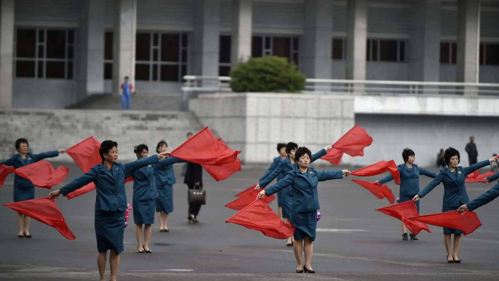 Presentación con banderas en Pionyang (Corea del Norte). Corea del Norte realiza el congreso del gobernante Partido de los Trabajadores por primera vez en 36 años