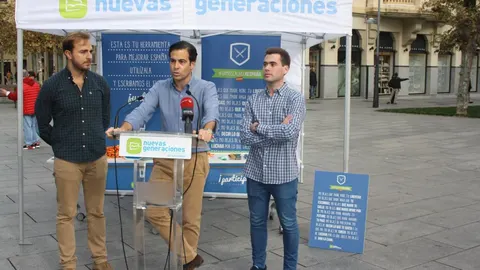 El secretarios general de los jóvenes de PP, Javier Dorado, presidente de la gestora del PP navarro, Pablo Zalba y el presiente de los jóvenes del PP en Navarra, Álvaro Sobejano