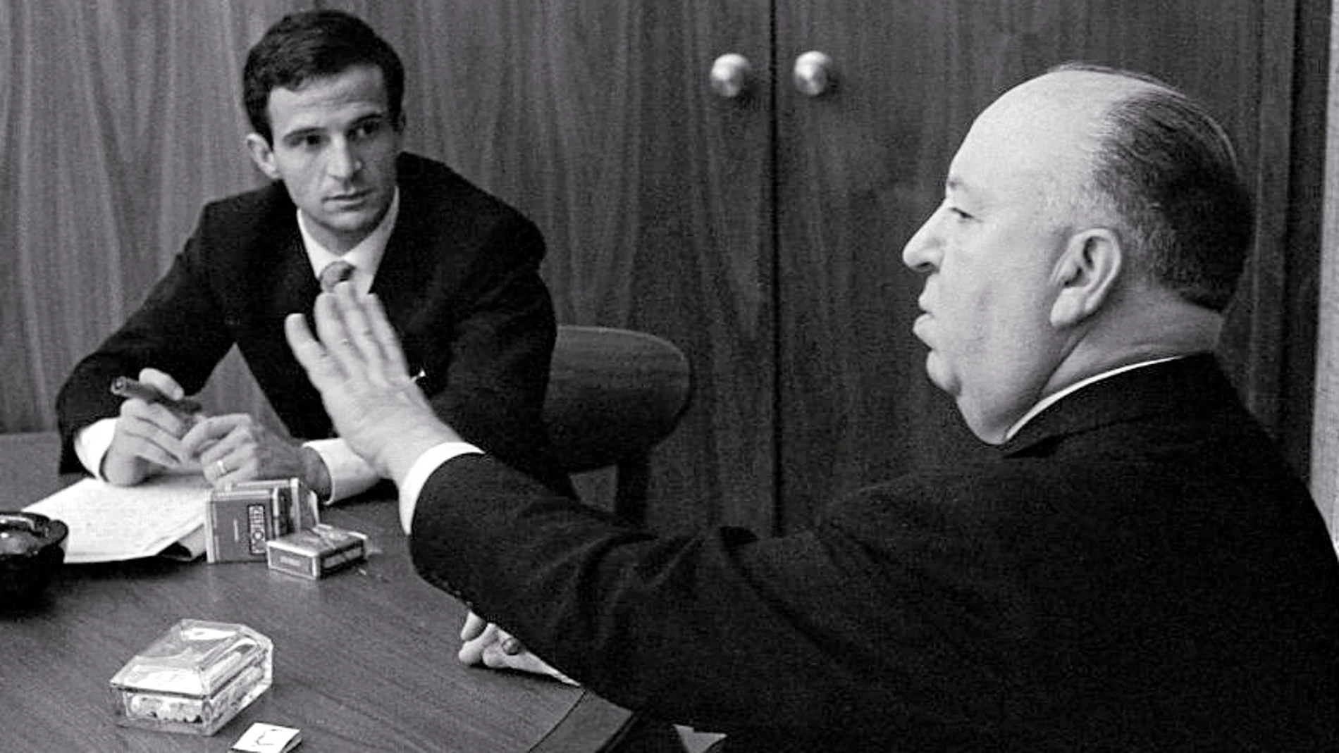 Tras la entrevista Truffaut le propuso a Hithcock que dirigiera la sesión de fotos de la que resultó esta imagen