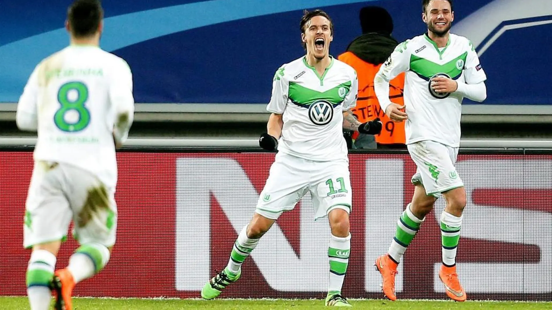 El jugador del Wolfsburgo Julian Draxler (c) celebra tras anotar el tercer gol de su equipo