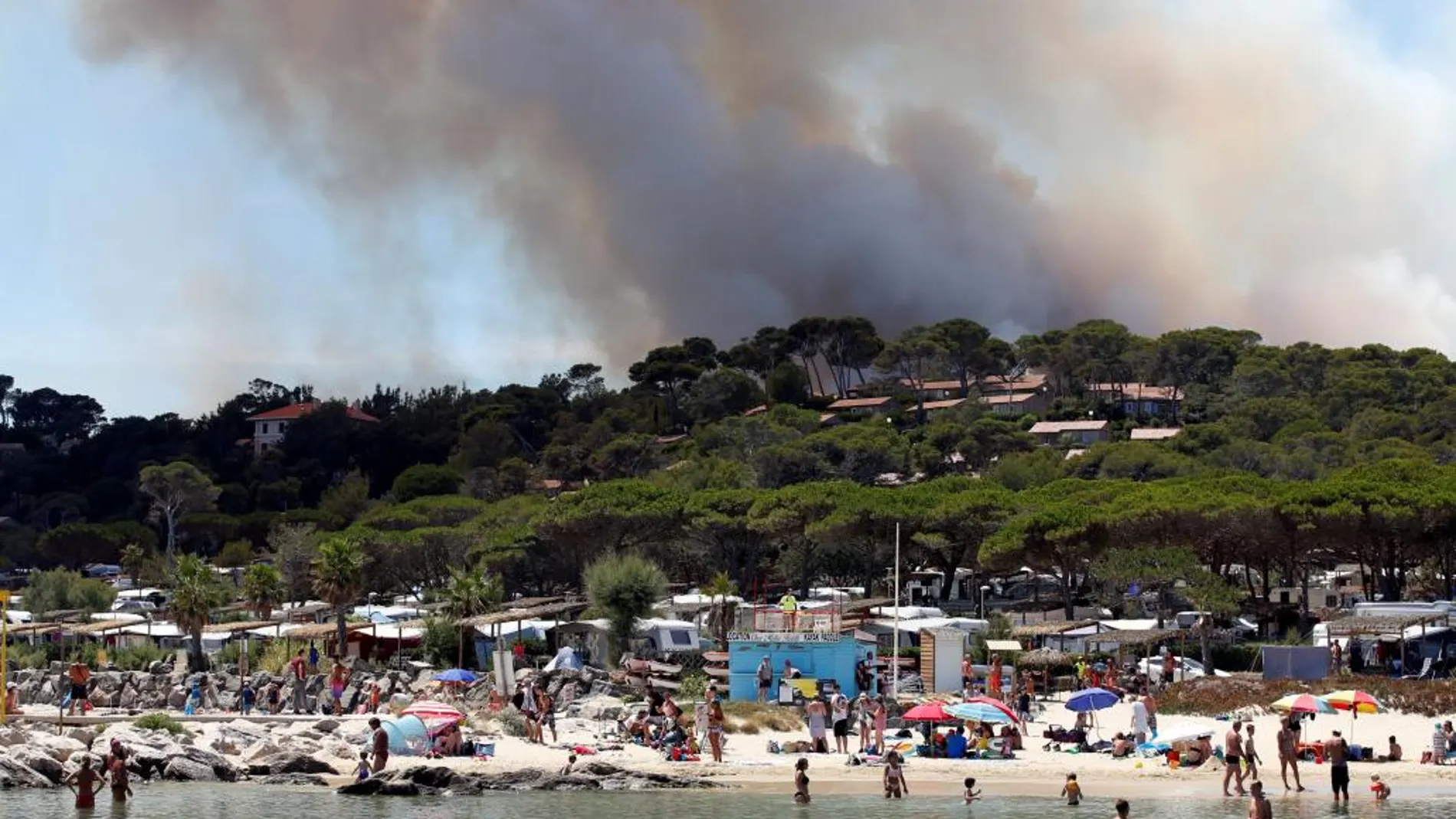 Unas 12.000 personas son evacuadas del sureste de Francia por un incendio