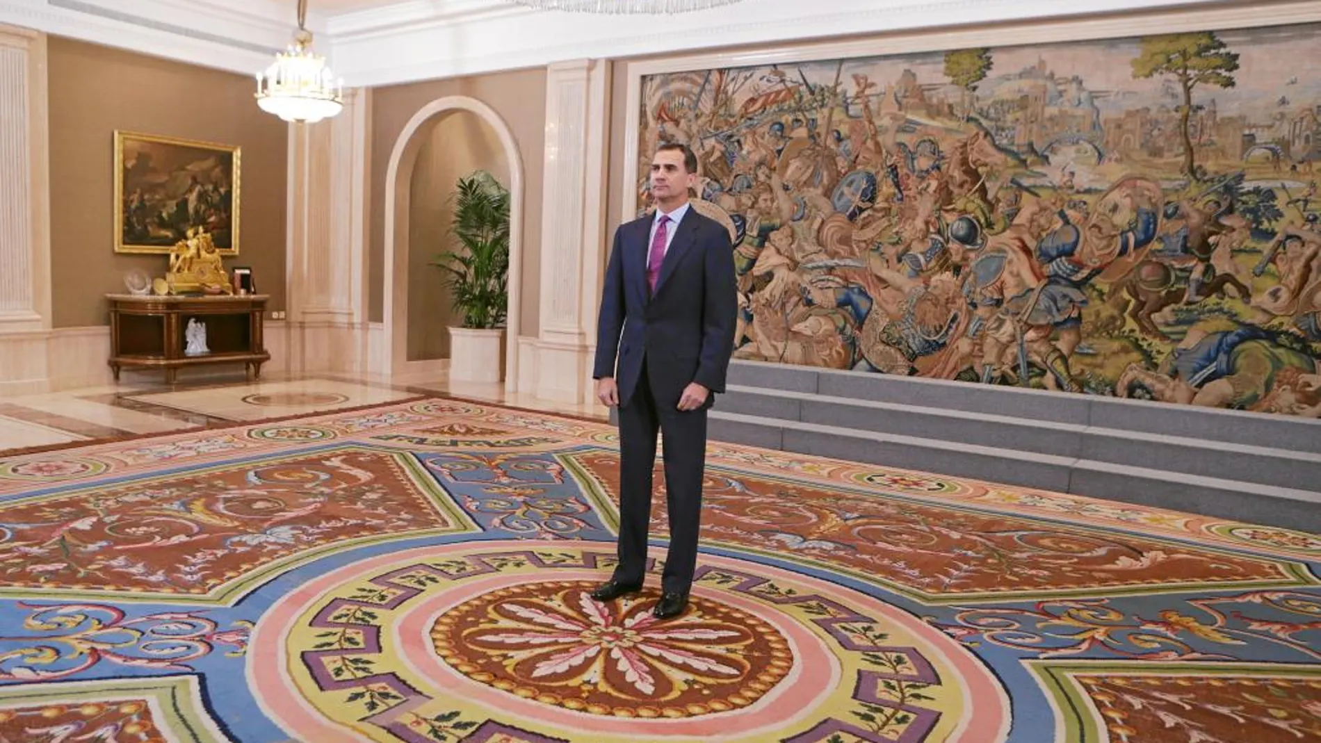 Felipe VI espera en el Palacio de la Zarzuela a los líderes políticos en la anterior ronda de consultas, antes de proponer un candidato al Congreso de los Diputados