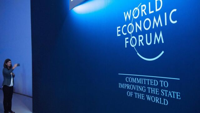 Una asistente al Foro Económico Mundial de Davos