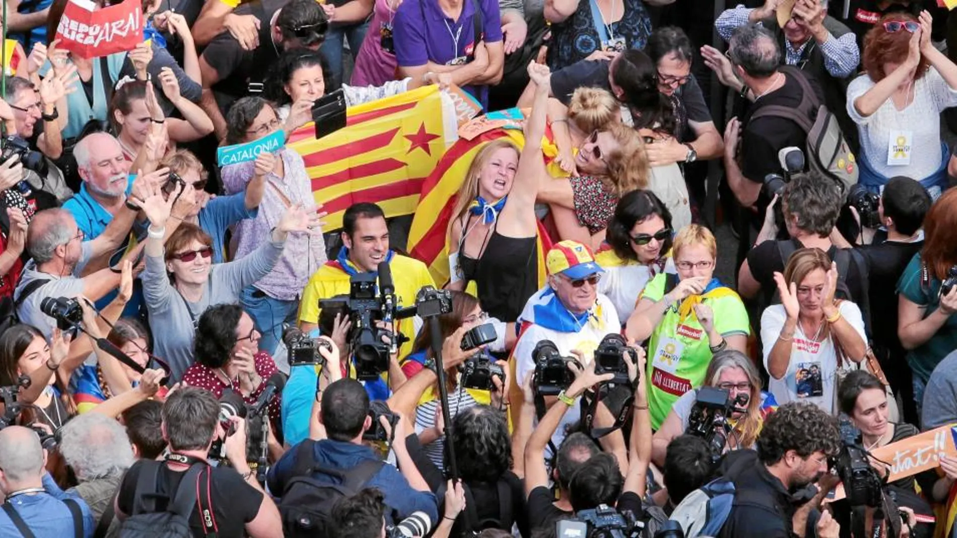 Los independentistas más fieles arropan a los alcaldes a su llegada al Parlament de Cataluña