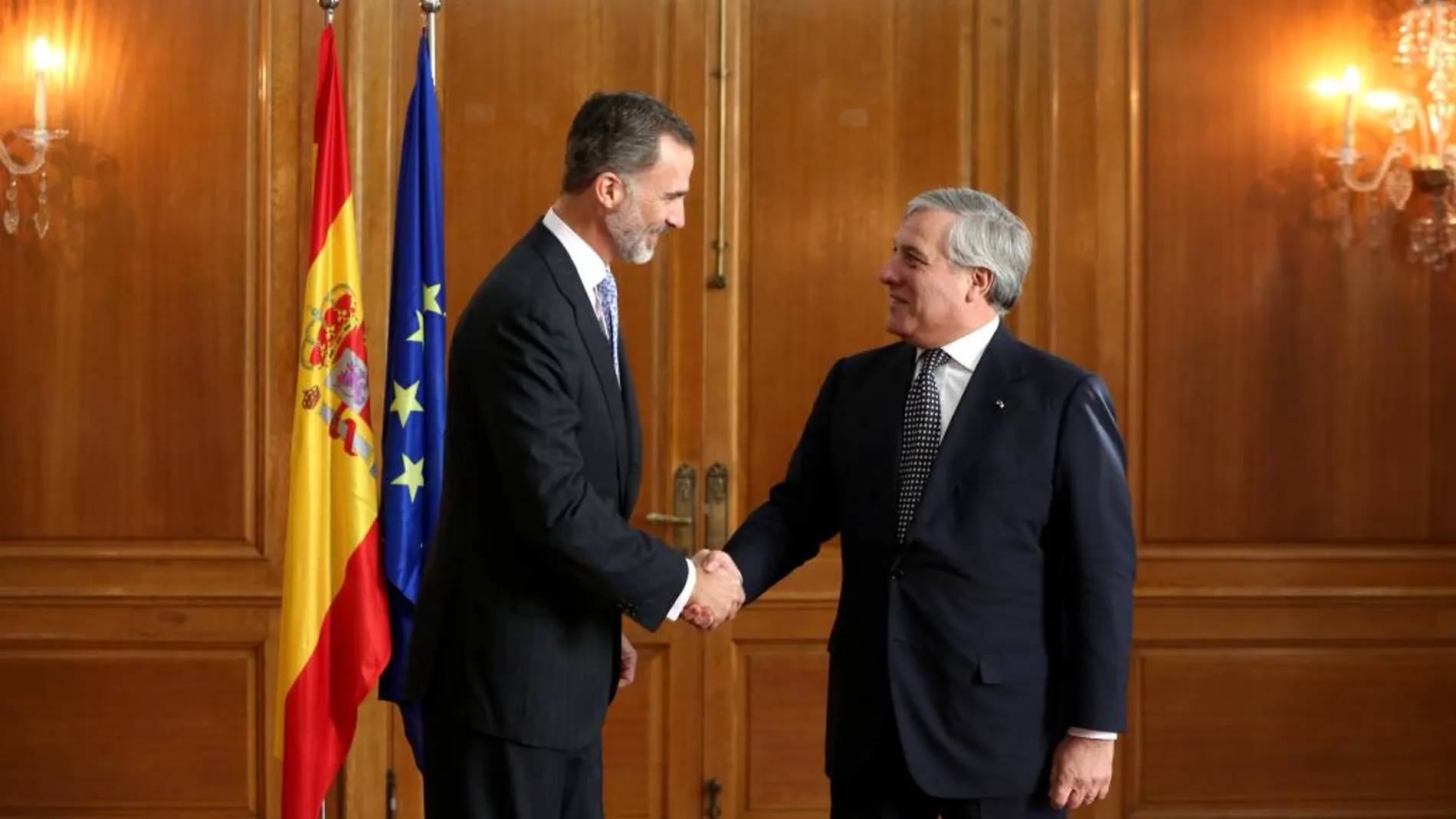 El Rey, con el presidente del Parlamento Europeo, Antonio Tajani /C. Bejarano