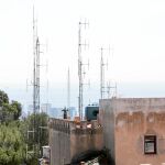 Las antenas en la calle Marià Labernia, en el Turó de la Peira, emiten un nivel de ondas excesivo