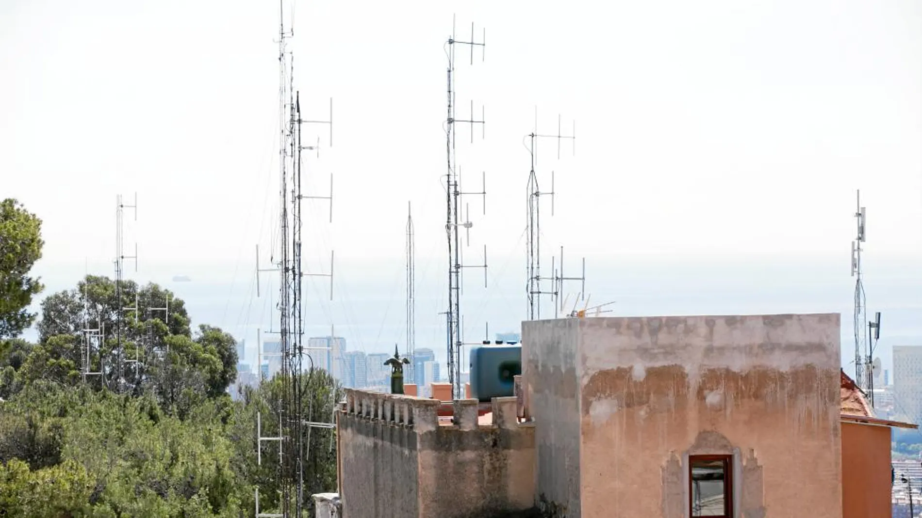 Las antenas en la calle Marià Labernia, en el Turó de la Peira, emiten un nivel de ondas excesivo