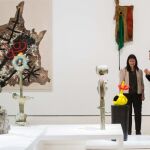 La directora general adjunta de la Fundación Bancaria ”la Caixa”, Elisa Durán y la directora de la Fundació Joan Miró de Barcelona, Rosa Maria Malet en la presentación hoy en CaixaForum Madrid de la muestra Miró y el objeto