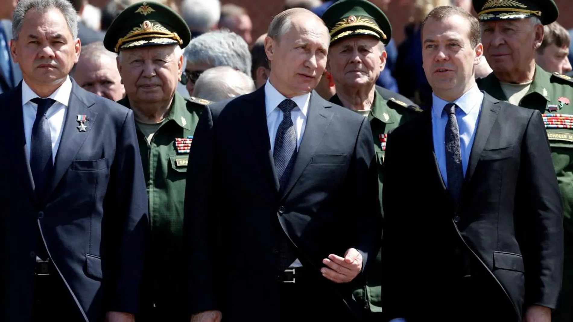 El presidente ruso, Vladimir Putin, el primer ministro, Dmitry Medvedev, y el ministro de Defensa, Sergei Shoigu, durante la ceremonia que recuerda el 75 aniversario de la invasión nazi