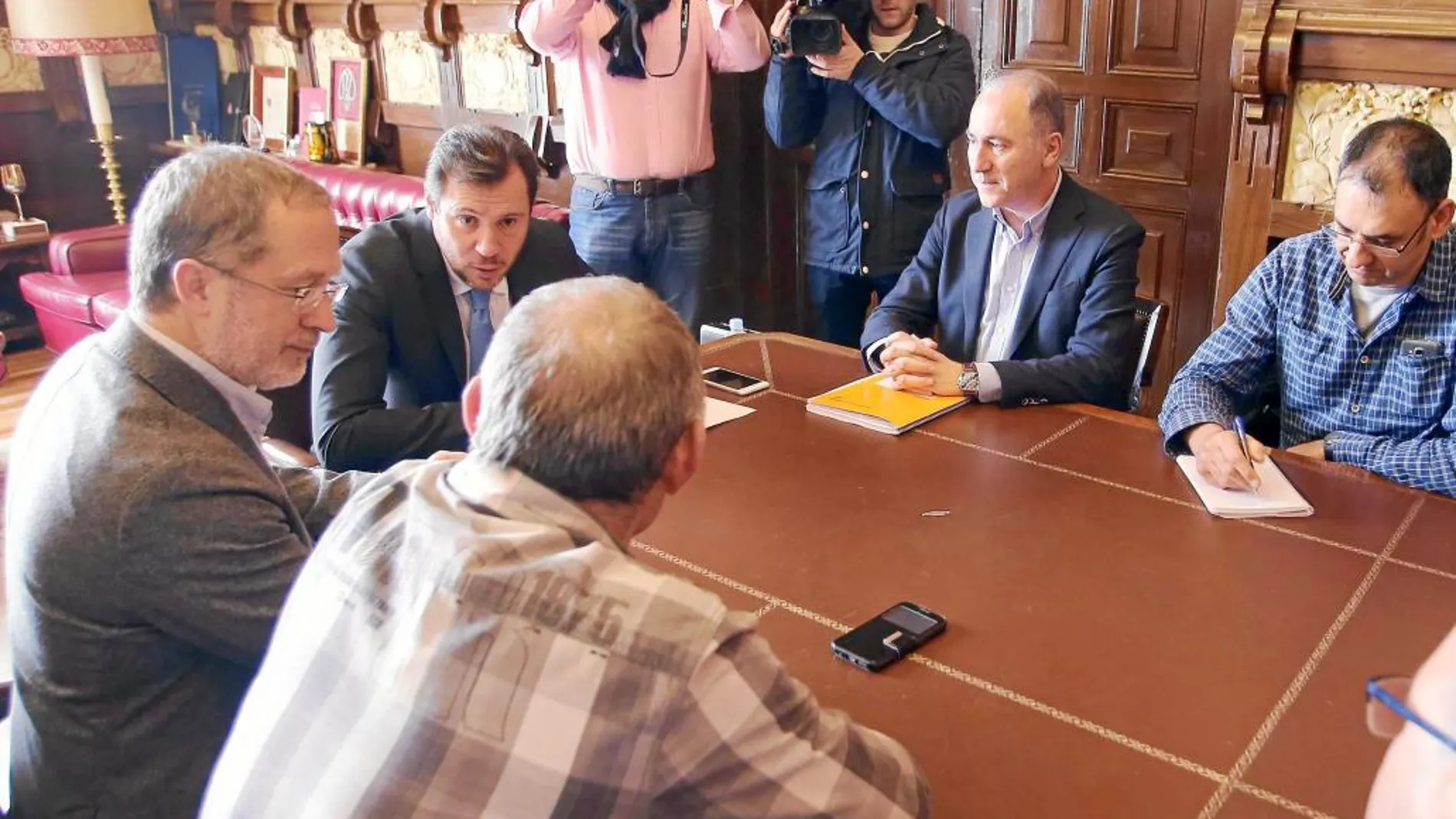 Óscar Puente y Manuel Saravia se reúnen con dirigentes sindicales de CCOO