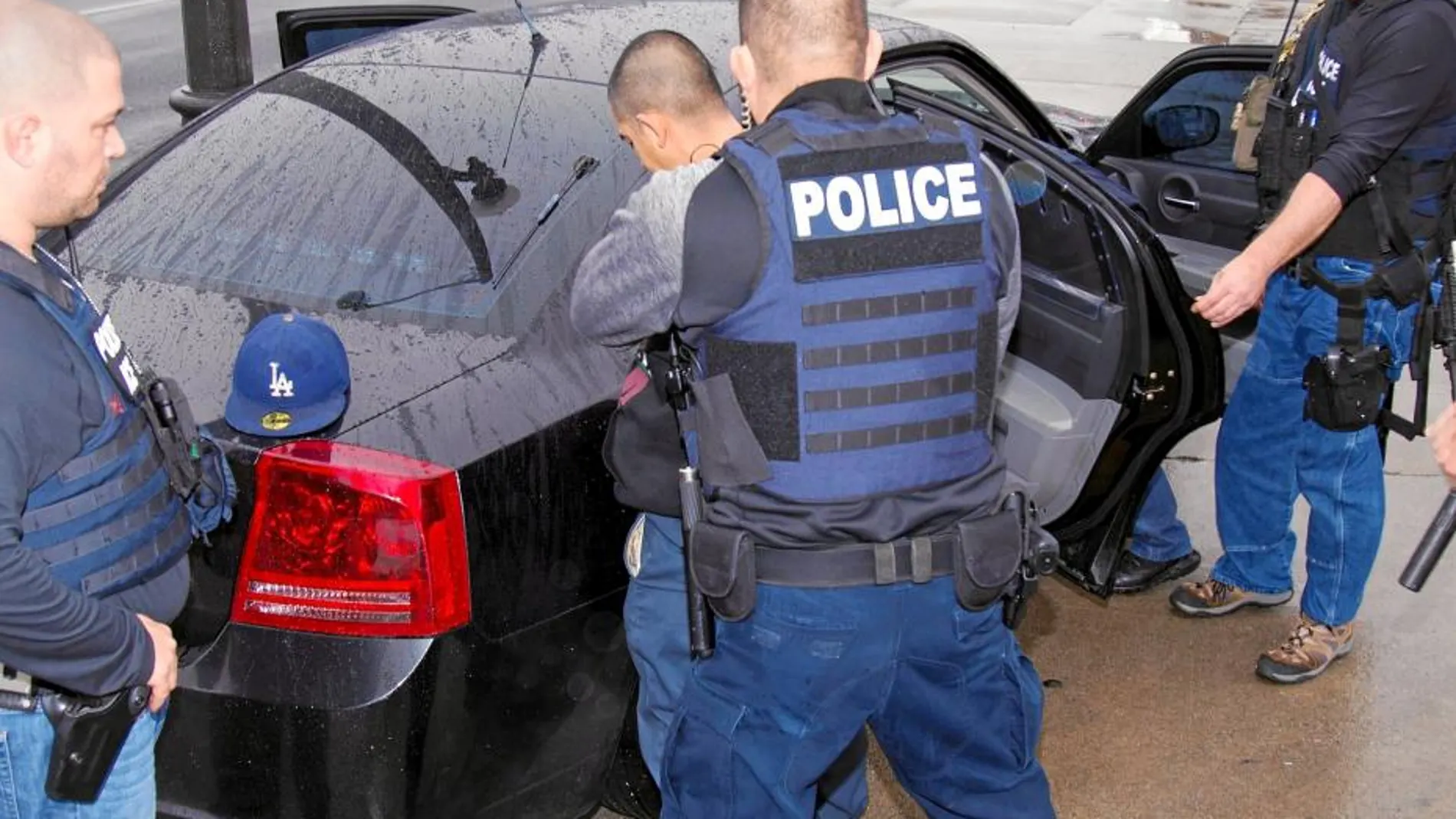Agentes de inmigración detienen a un extranjero sospechoso en Los Ángeles, en una imagen de archivo