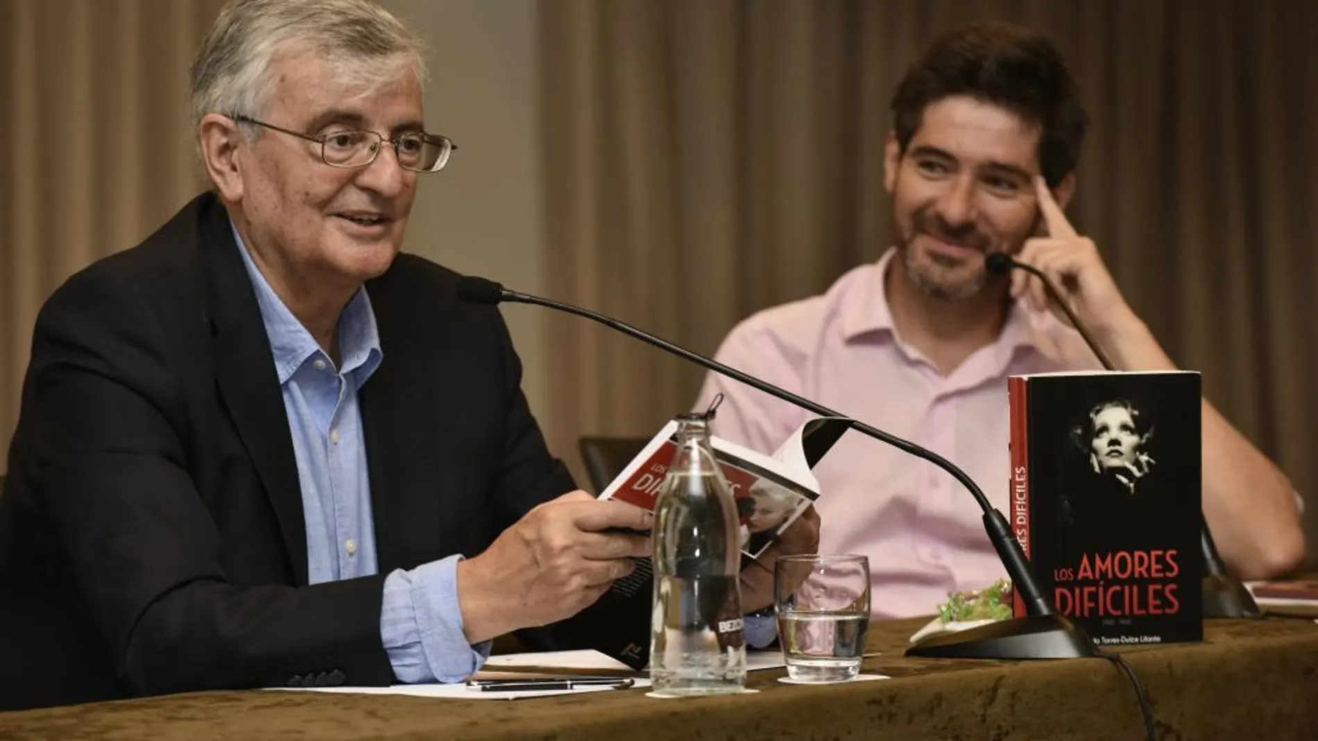 Eduardo Torres-Dulce y el delegado de La Razón en Andalucía, Paco Reyero, durante el encuentro celebrado ayer en Marbella
