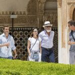 Fotografía facilitada por el Patronato de la Alhambra del actor estadounidense Harrison Ford (2d) acompañado de su esposa, la actriz Calista Flockhart (2i), durante la visita realizada hoy a la Alhambra de Granada.