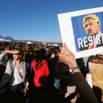 Decenas de personas protestan contra Trump en una manifestación de Beverly Hills, California, el viernes