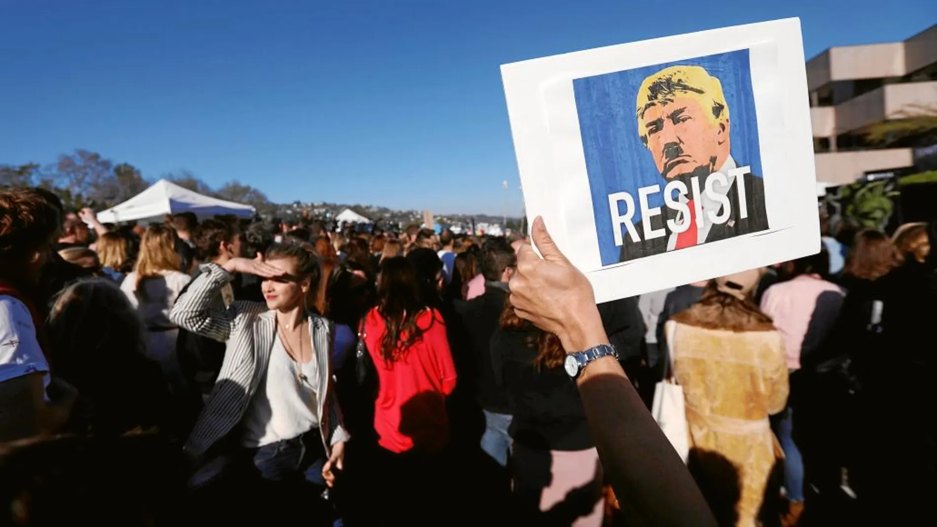 Decenas de personas protestan contra Trump en una manifestación de Beverly Hills, California, el viernes