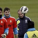 Los porteros del Real Madrid, Antonio Adán (i) e Iker Casillas (2ºi), durante el último entrenamiento hoy de la plantilla en la Ciudad del Real Madrid en Valdebebas de cara al partido de mañana ante el Zaragoza en La Romareda