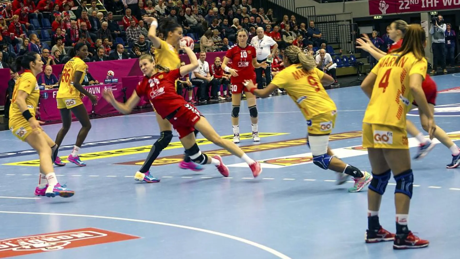 Fotografía facilitada por la organización del Mundial 2015 de Balonmano que muestra a la jugadora de la selección española Marta Mangué (2d) que intenta frenar un lanzamiento de una rival de Rusia