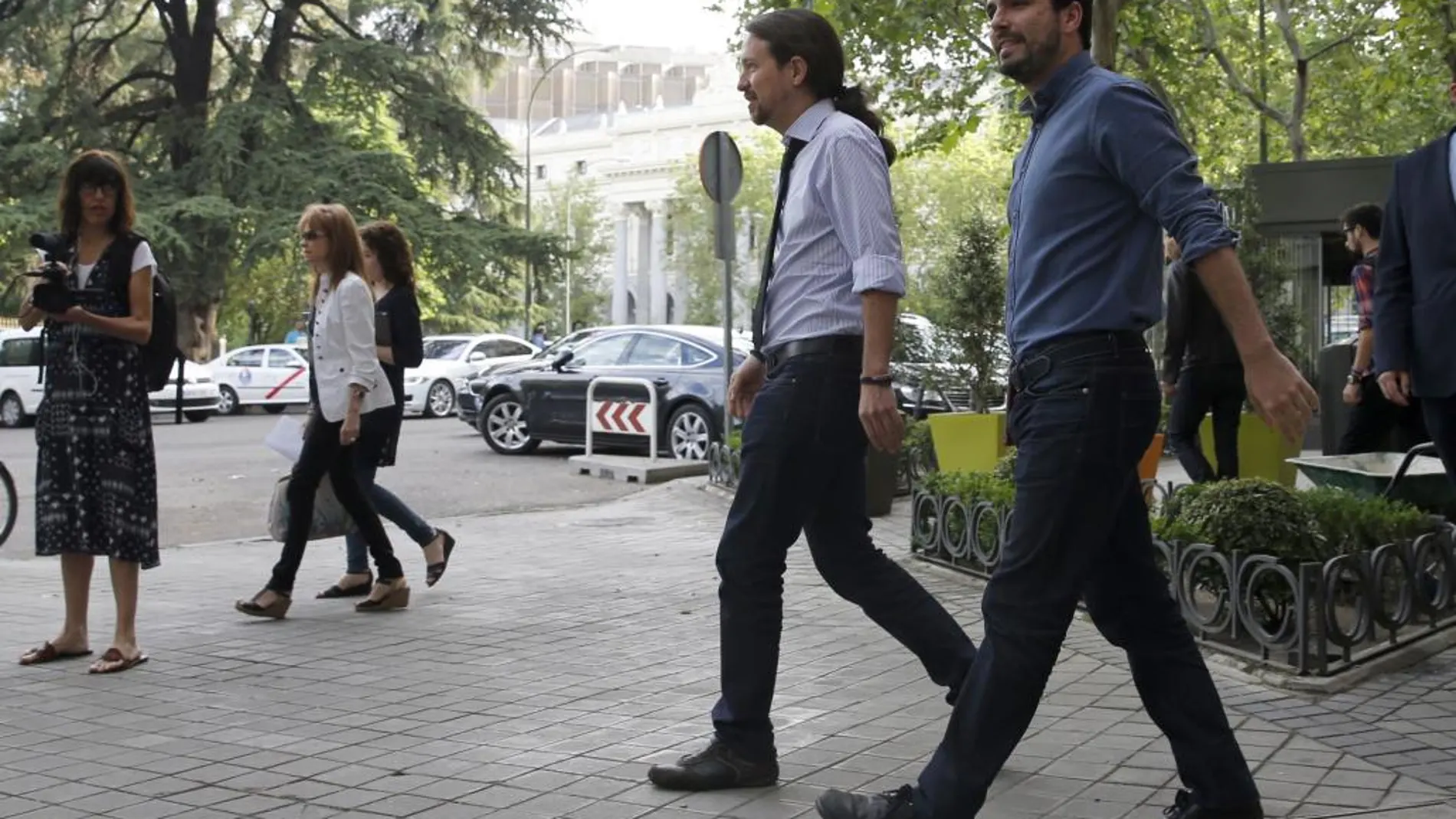 El líder de Podemos, Pablo Iglesias, acompañado por el coordinador general de Izquierda Unido, Alberto Garzón