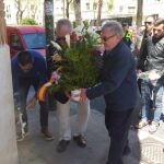Ofrenda floral en la calle Juan Bravo