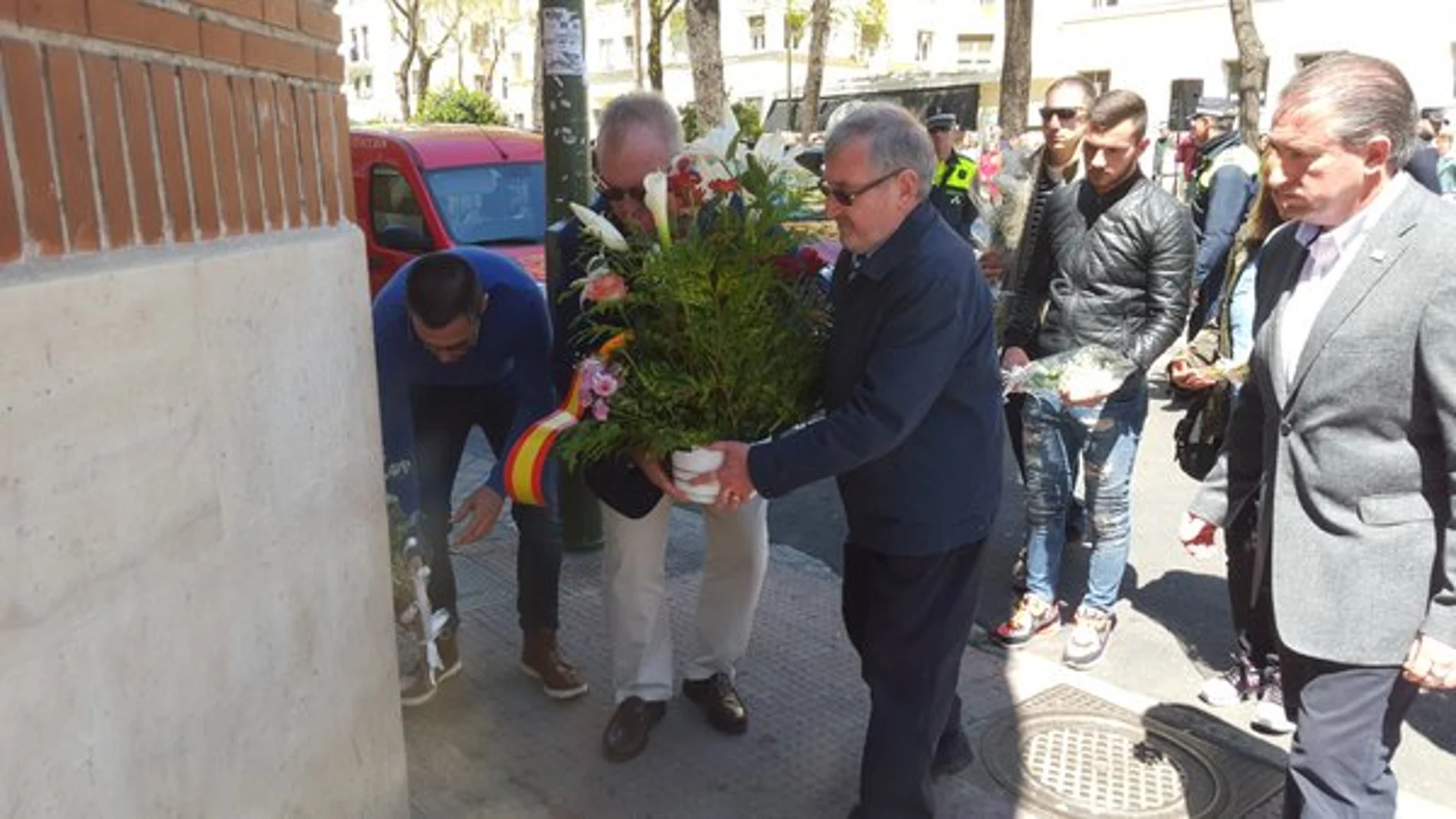 Ofrenda floral en la calle Juan Bravo