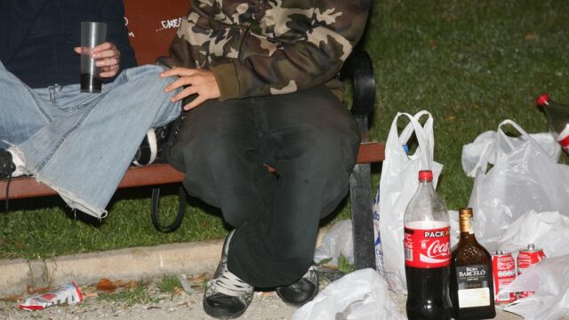 Dos jóvenes haciendo botellón en un parque de Madrid