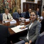 Ana Pastor (en primer término-c), la presidenta de la Comunidad de Madrid, Cristina Cifuentes (fondo-i), y la alcaldesa de Madrid, Manuela Carmena (fondo-2i)