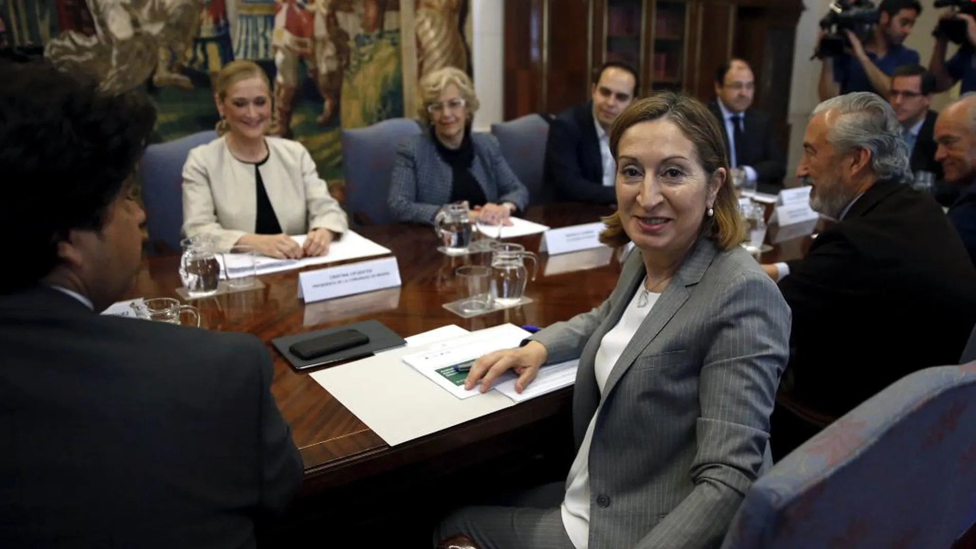 Ana Pastor (en primer término-c), la presidenta de la Comunidad de Madrid, Cristina Cifuentes (fondo-i), y la alcaldesa de Madrid, Manuela Carmena (fondo-2i)