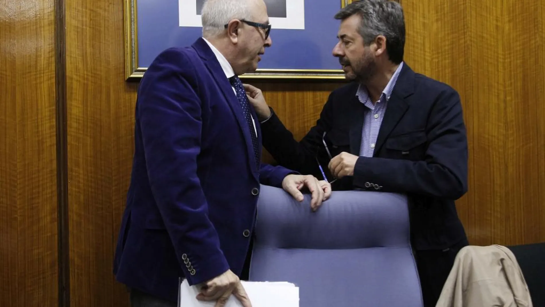 El consejero José Sánchez Maldonado y el diputado Miguel Ángel Torrico, en el Parlamento