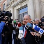 El embajador de Venezuela, Mario Isea Bohórquez, a la salida del Ministerio de Asuntos Exteriores