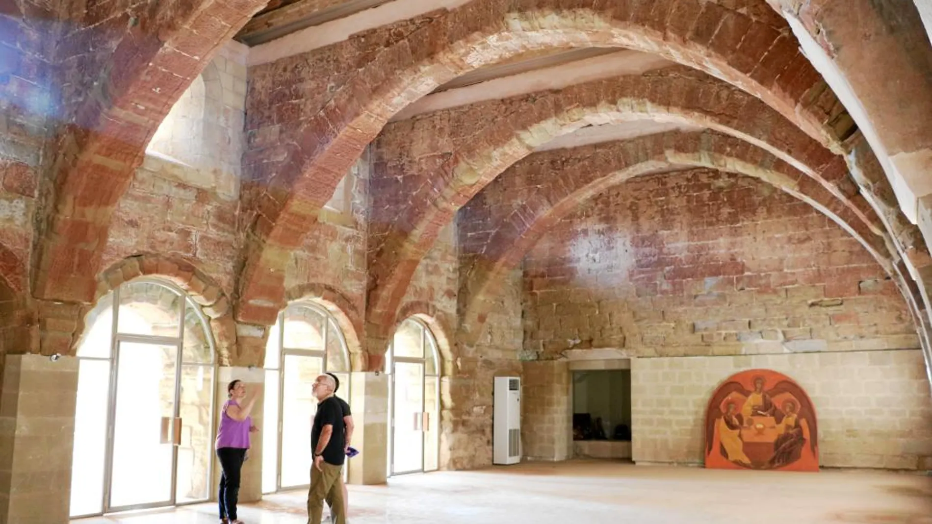 La Sala Capitular del monasterio, de donde Josep Gudiol y sus ayudantes (derecha) extrajeron las pinturas murales